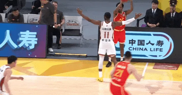 BB Sports-迪亚洛普通犯规侧面压到胡金秋膝盖，胡金秋一瘸一拐走回更衣室
